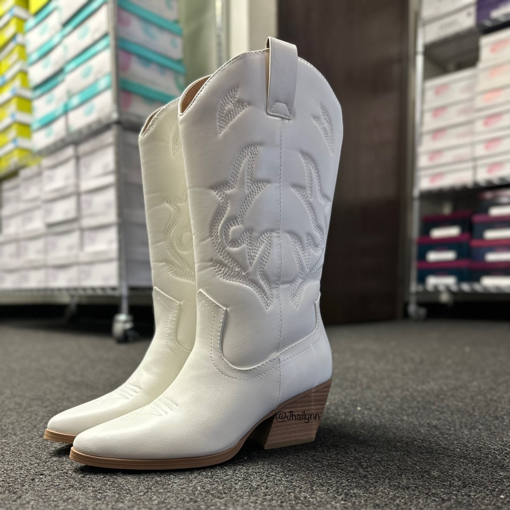 White cowboy boots - Picture 3 of 8
